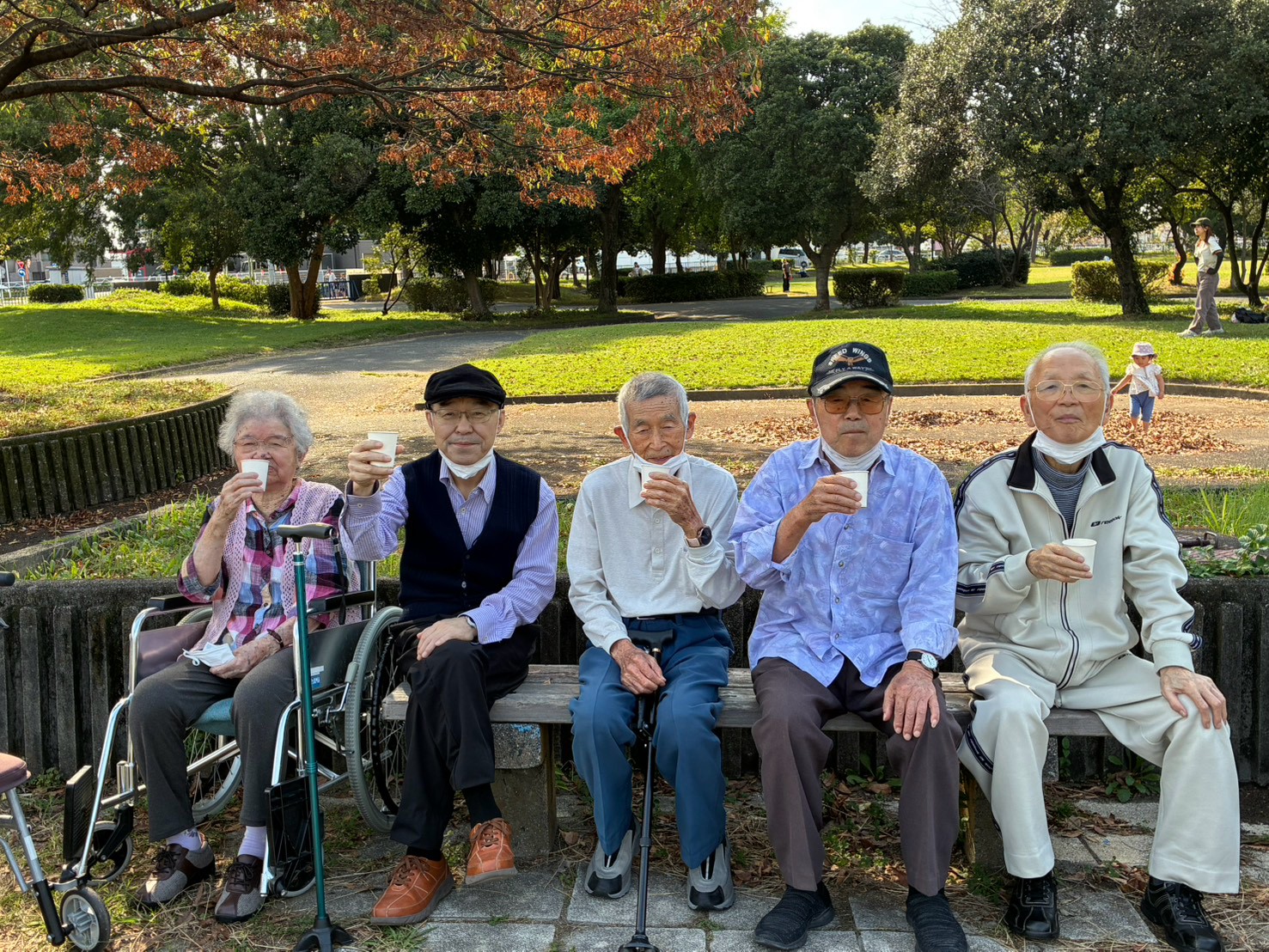 浜松市のデイサービスなでしこで、歩く喜びをもう一度。散歩とリハビリで、毎日に笑顔と自信を。